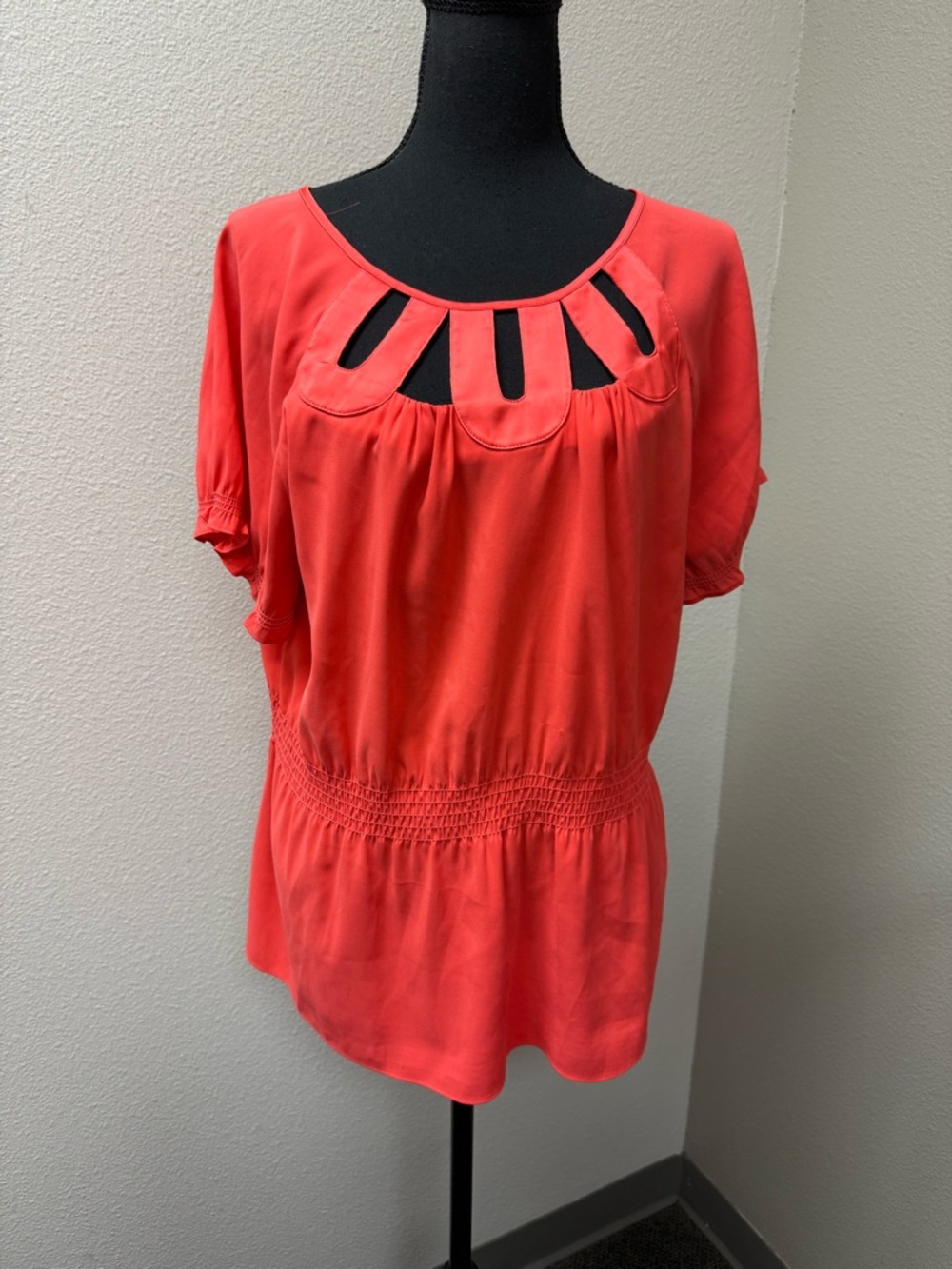 Gianni Bini Coral Cutout Blouse L Smocked Waist Flowy Dressy Top Chic - Picture 2 of 9
